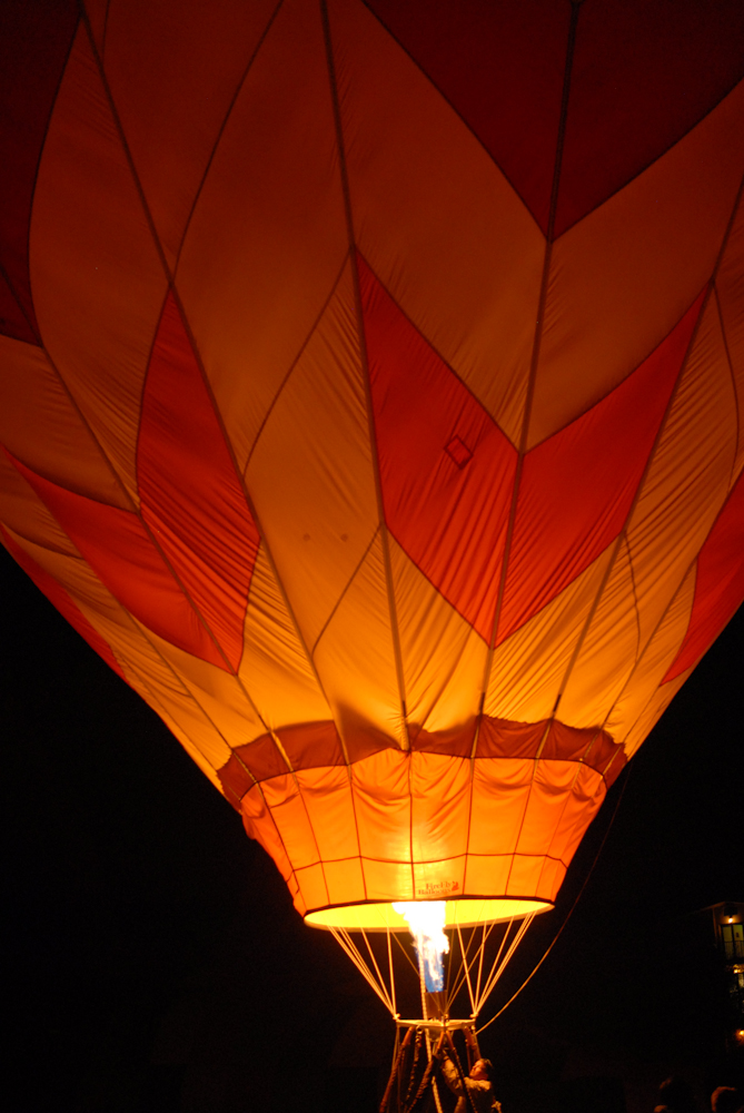 Cardinal Nights, an initiative of the Office of Alcohol Policy and Education, hosted a Welcome Home Carnival at FloMo field to celebrate the first night of school with hot air balloons and carnival games. (MADELINE SIDES/The Stanford Daily)