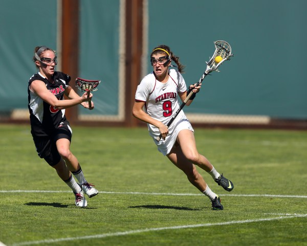 Sophomore midfielder Hannah Farr (9) (HECTOR GARCIA-MOLINA/StanfordPhoto.com)