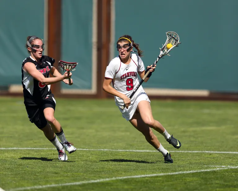 Sophomore midfielder Hannah Farr (9) (HECTOR GARCIA-MOLINA/StanfordPhoto.com)