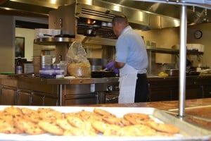 A cook at Arrillaga Nights at the Arrillaga Family Dining Commons whips up a dish at late night. (VERONICA CRUZ/The Stanford Daily)