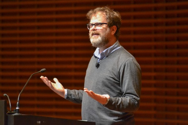 Rainn Wilson speaks at CEMEX. Photo by Veronica Cruz/THE STANFORD DAILY.