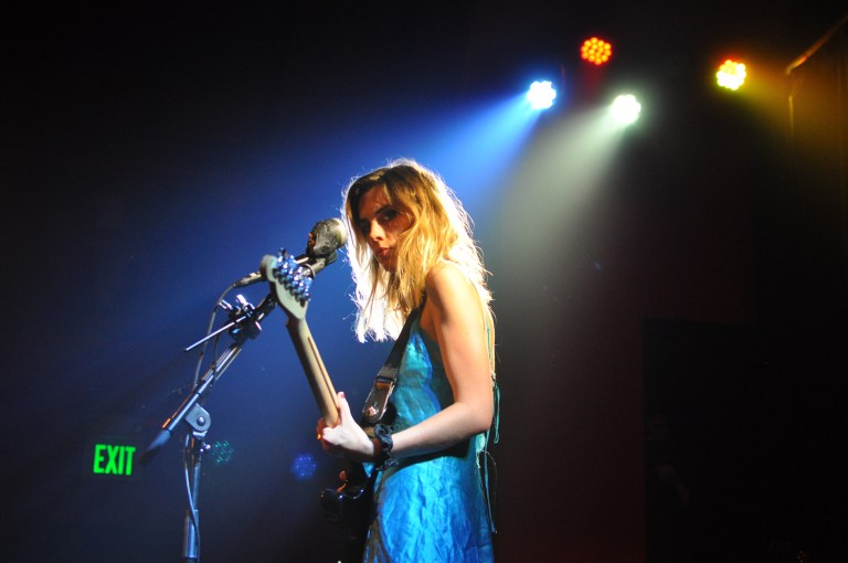 Ellie Rowsell, lead singer of British indie-grunge band Wolf Alice. (RAHIM ULLAH/The Stanford Daily)