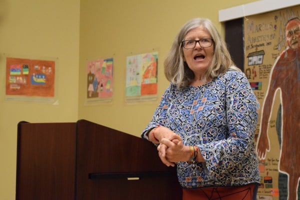 Shirley Gunn addresses viewers before introducing the exhibit (JACOB NIERENBERG/The Stanford Daily).