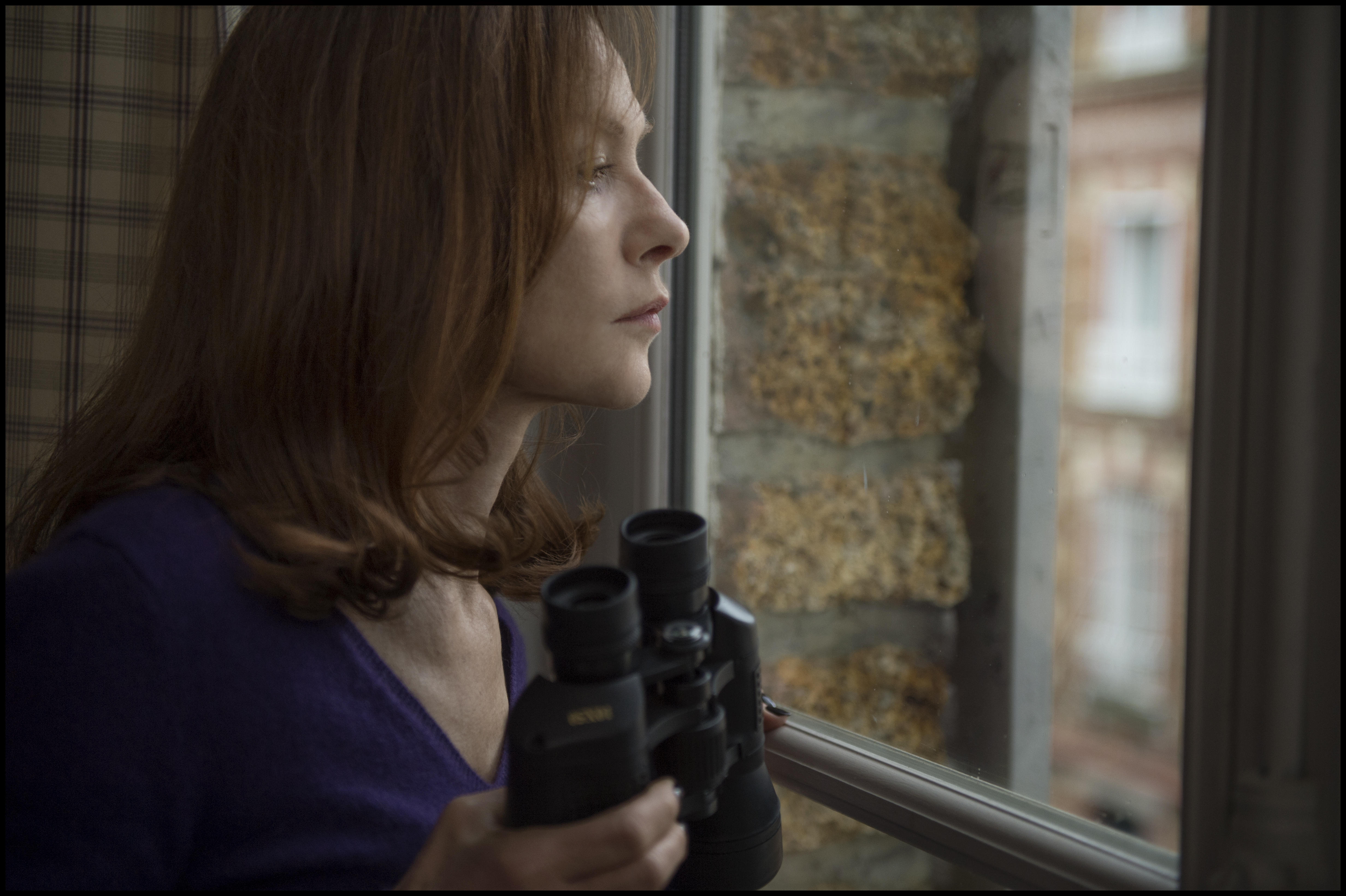 Isabelle Huppert stalks her rapist in "Elle", a film by Paul Verhoeven. (Photo: Guy Ferrandis, SBS Productions and Sony Picture Classics).