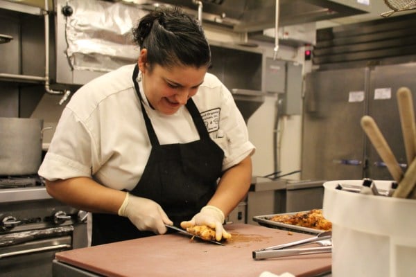 Chef Fabi Cruz at work (EDER LOMELI/The Stanford Daily).