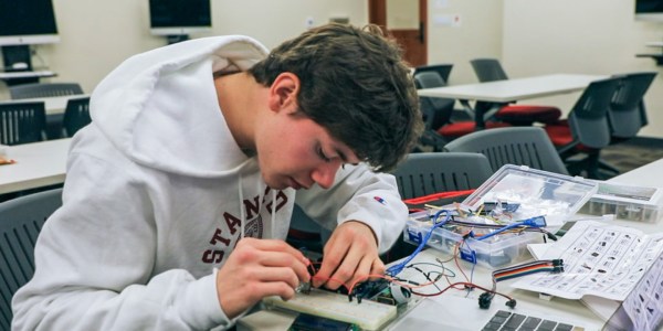 Students participate in new project-based class (Courtesy of Stanford News)