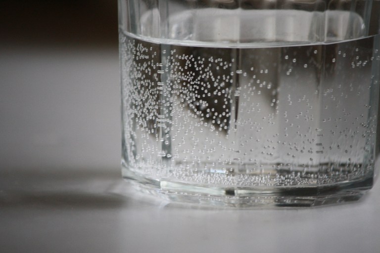 Columnist Vamsi Varanasi considers intellectual curiosity after observing bubbles in a cup on a flight. (Public Domain Pictures)