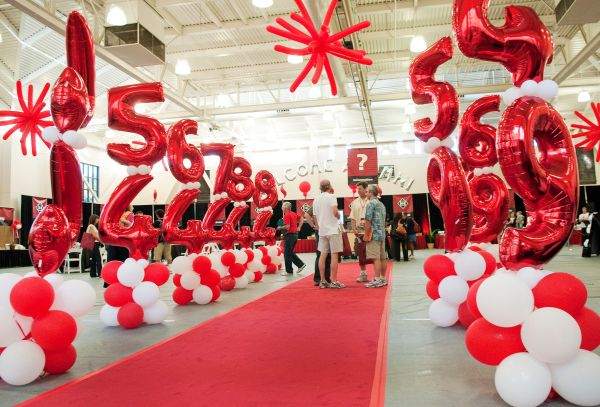 Homecoming Weekend can serve as a reminder for current students to cherish their limited time at Stanford. (Photo: LINDA A. CICERO / Stanford News Service)