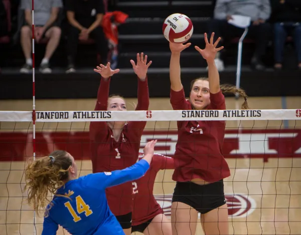 Middle blocker Madeleine Gates (right) and setter Jenna Gray (left) led the Cardinal to a 21-block night against Utah. Gates set a new career-high with 14 and Gray tied hers at eight. (Photo: ERIN CHANG/isiphotos.com)