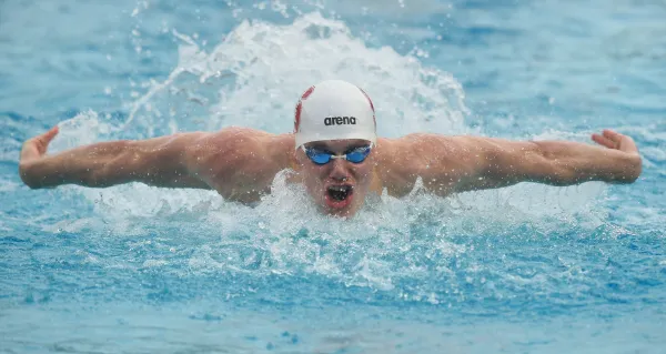 Senior Will Macmillan (above) secured three first-place finishes in individual events this weekend.  In the 100-yard freestyle, Macmillan surged ahead to win at the wall. (Photo: CODY GLENN/isiphotos.com)