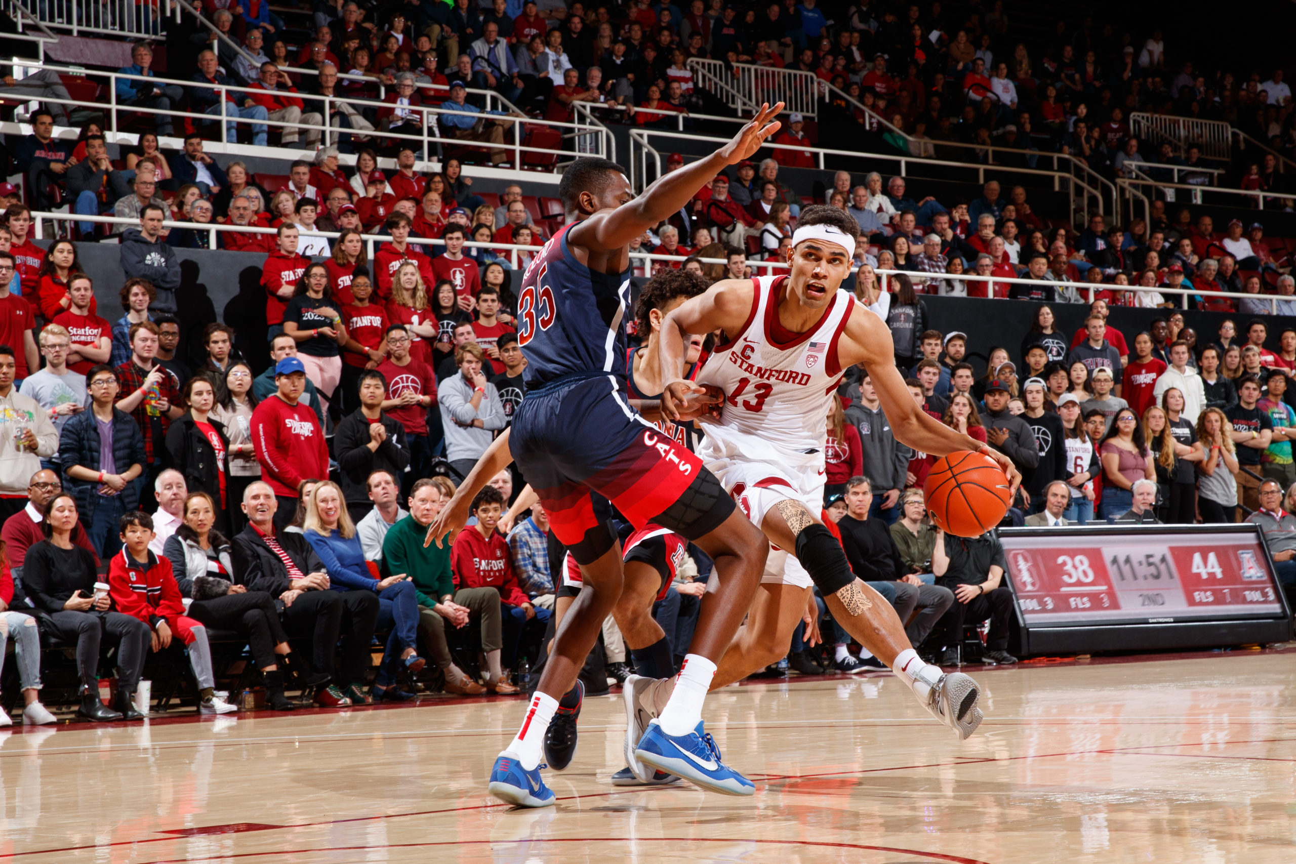 Junior forward Oscar da Silva dribbles around an Arizona defender.