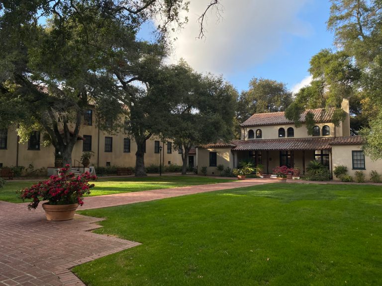 Lagunita Court (Photo: ADRIAN LIU/The Stanford Daily)