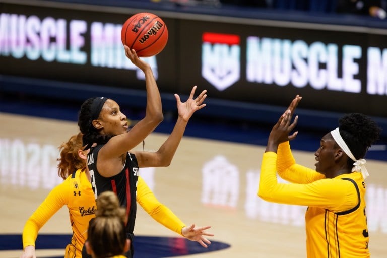 Senior guard Kiana Williams finished with a game-high 27 points in No. 1 Stanford's 20-point takedown of USC, 80-60. (Photo: BOB DREBIN/isiphotos.com)