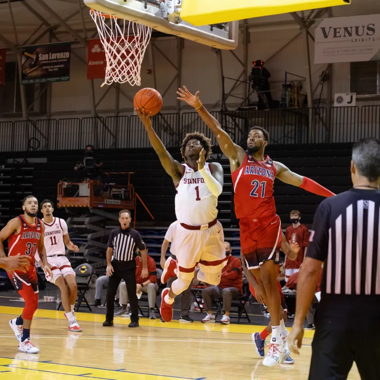 Senior guard Daejon Davis (above, 1) added 13 points in Stanford's 68-71 loss to the Ducks on Thursday. Davis and the Cardinal were forced to operate without senior forward Oscar da Silva, who was unavailable due to injury. (PHOTO: BOB DREBIN/isiphotos.com)