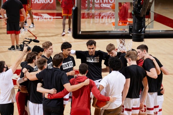 Stanford men's basketball rebounded from a Tuesday loss with a big win against rival Cal on Thursday. Senior forward Oscar da Silva recorded 24 points in the victory. (Photo: BOB DREBIN/isiphotos.com)