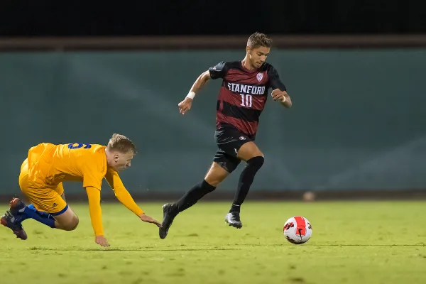 Carlo Agostinelli avoids a defender.