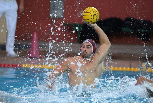 Tyler Abramson passes the ball.