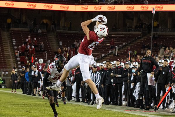 Football player catches ball.