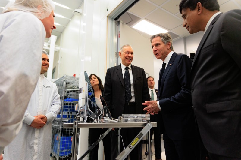 Antony Blinken speaks to researchers inside of the Applied Materials Maydan Technology Center