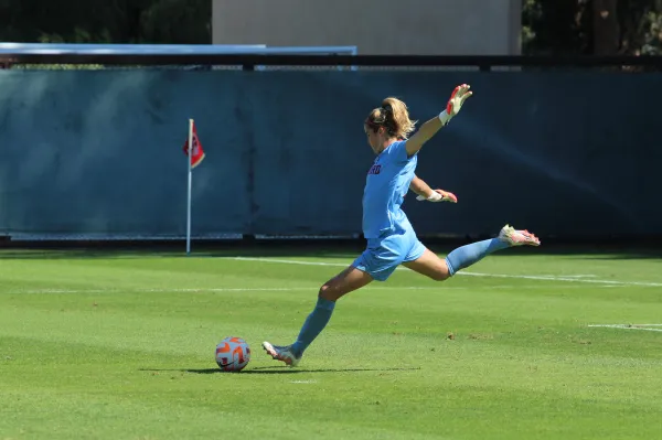 Stanford goalie prepares to kick the ball