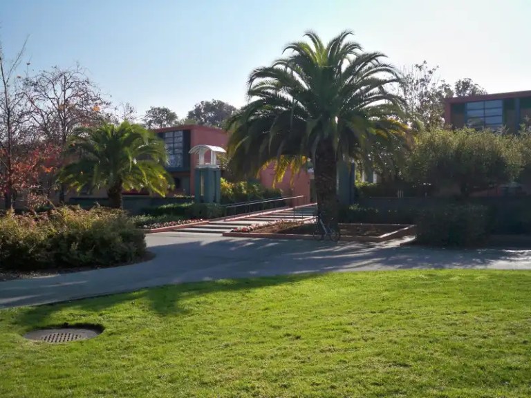 The entrance to Stern dining hall.