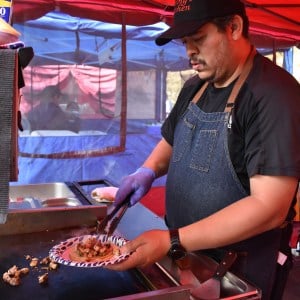 Eduing Nuñez prepares a plate of tacos.