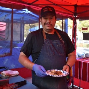 Eduing Nuñez holds a plate of tacos.