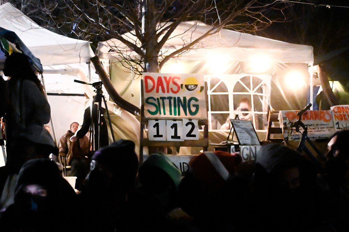 Hundreds defend pro-Palestine sit-in in White Plaza protest