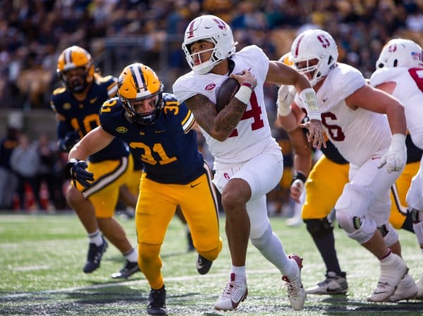 Football player runs with ball.